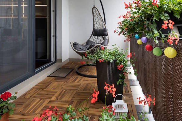 pretty concrete deck covered with wooden tiles